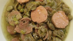 Recepta de cuina de Faves fresques ofegades amb botifarra de perol i micuit de foie